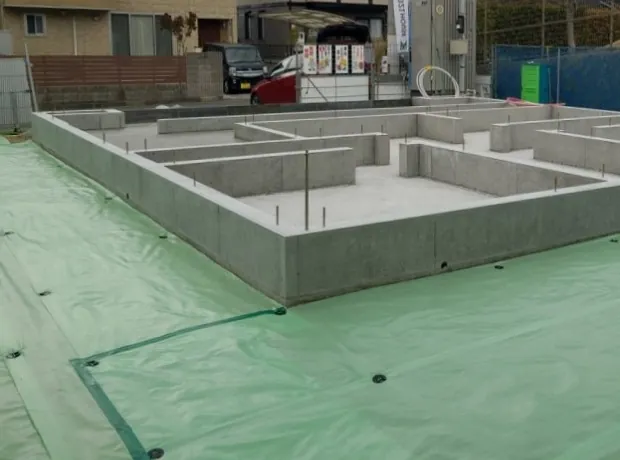シートを敷いてクリーンに保たれた321HOUSEの工事現場