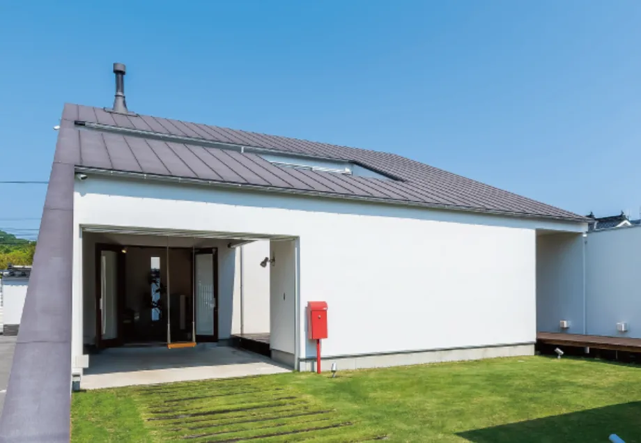 321HOUSEモデルハウス「sankaku」の内装 ─ 無垢材と漆喰の自然素材空間