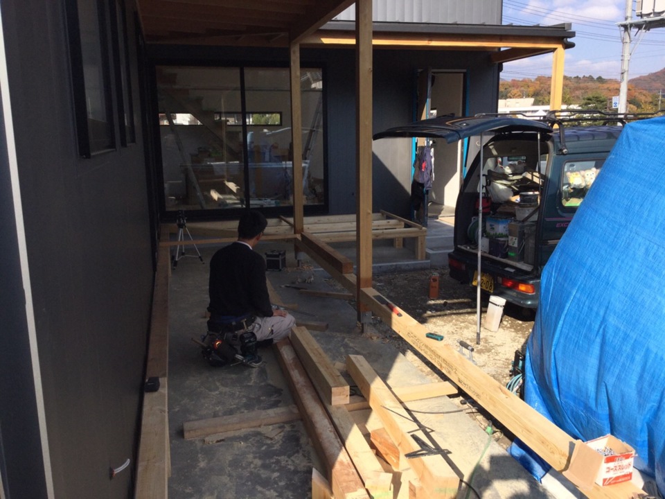 デッキ施工中