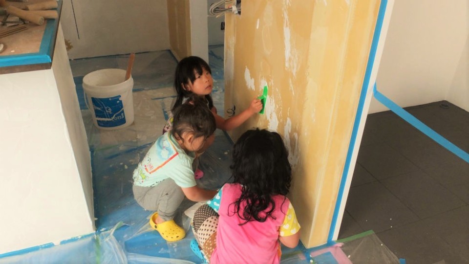 子どもたちも壁塗り大会